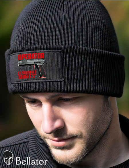 Pletená čepice s nášivkou